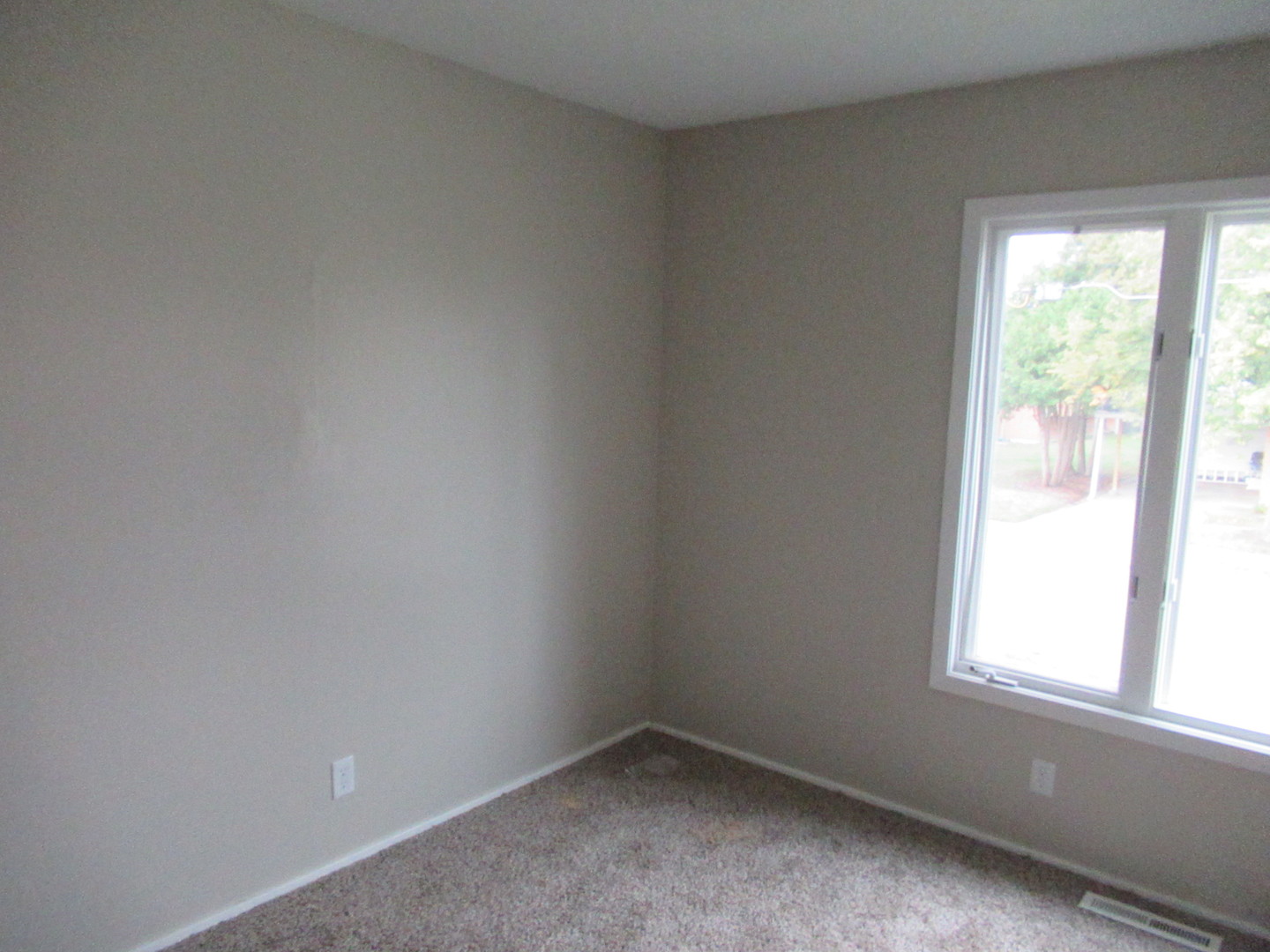 1563 South Pointe Drive Rantoul, IL 61866 - Photo 13 of 15 an empty room with a window