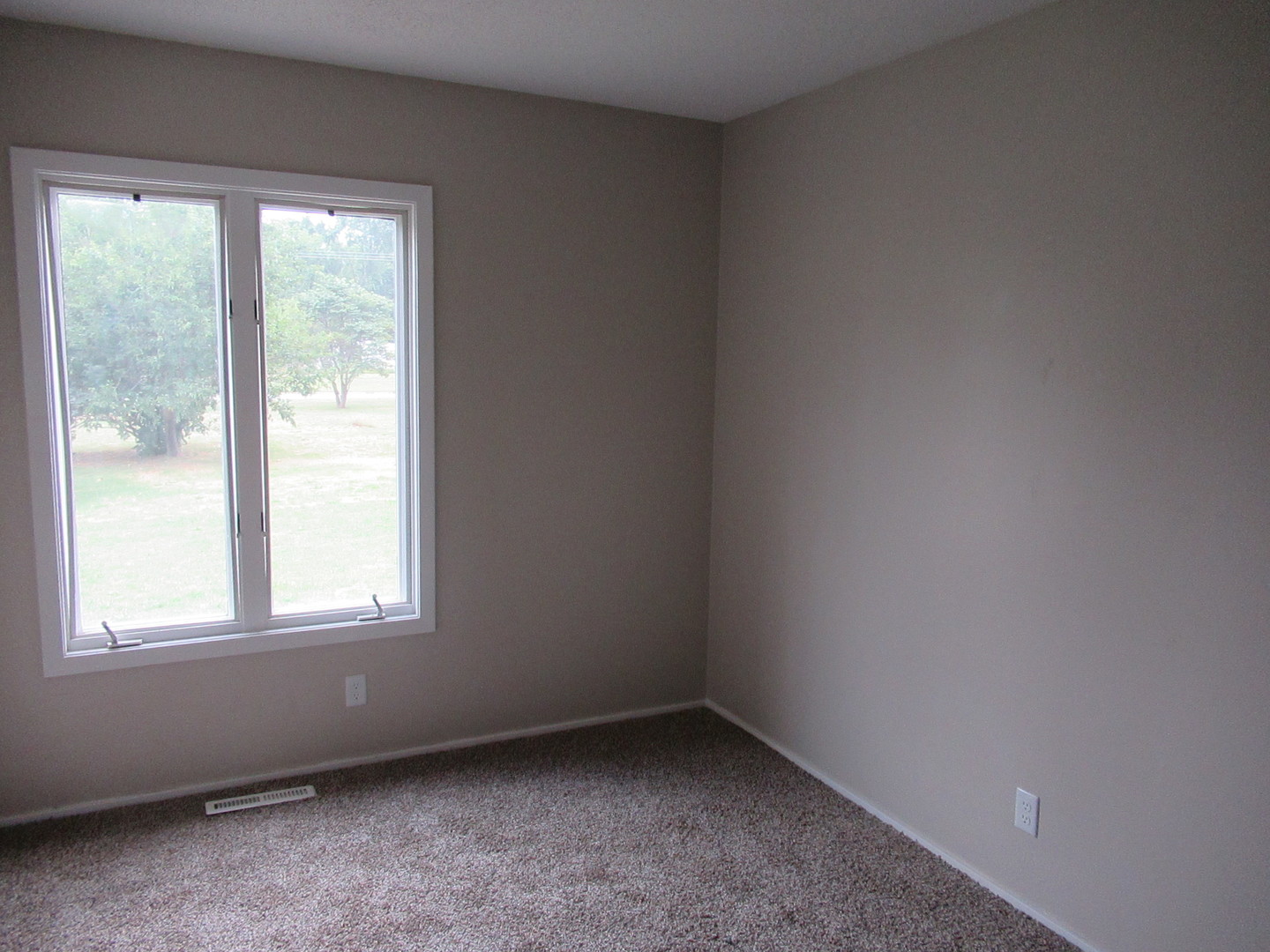 1563 South Pointe Drive Rantoul, IL 61866 - Photo 8 of 15 an empty room with a window