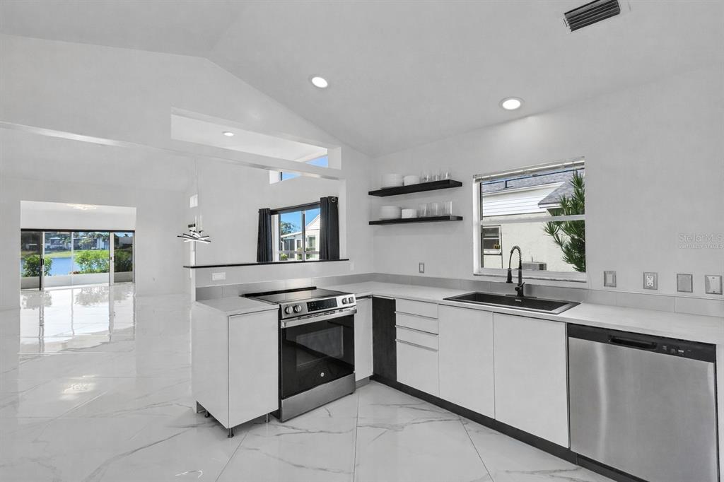 721 Spring Lakes Boulevard Bradenton, FL 34210 - Photo 5 of 34