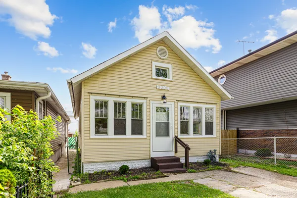 a view of front a house with a yard