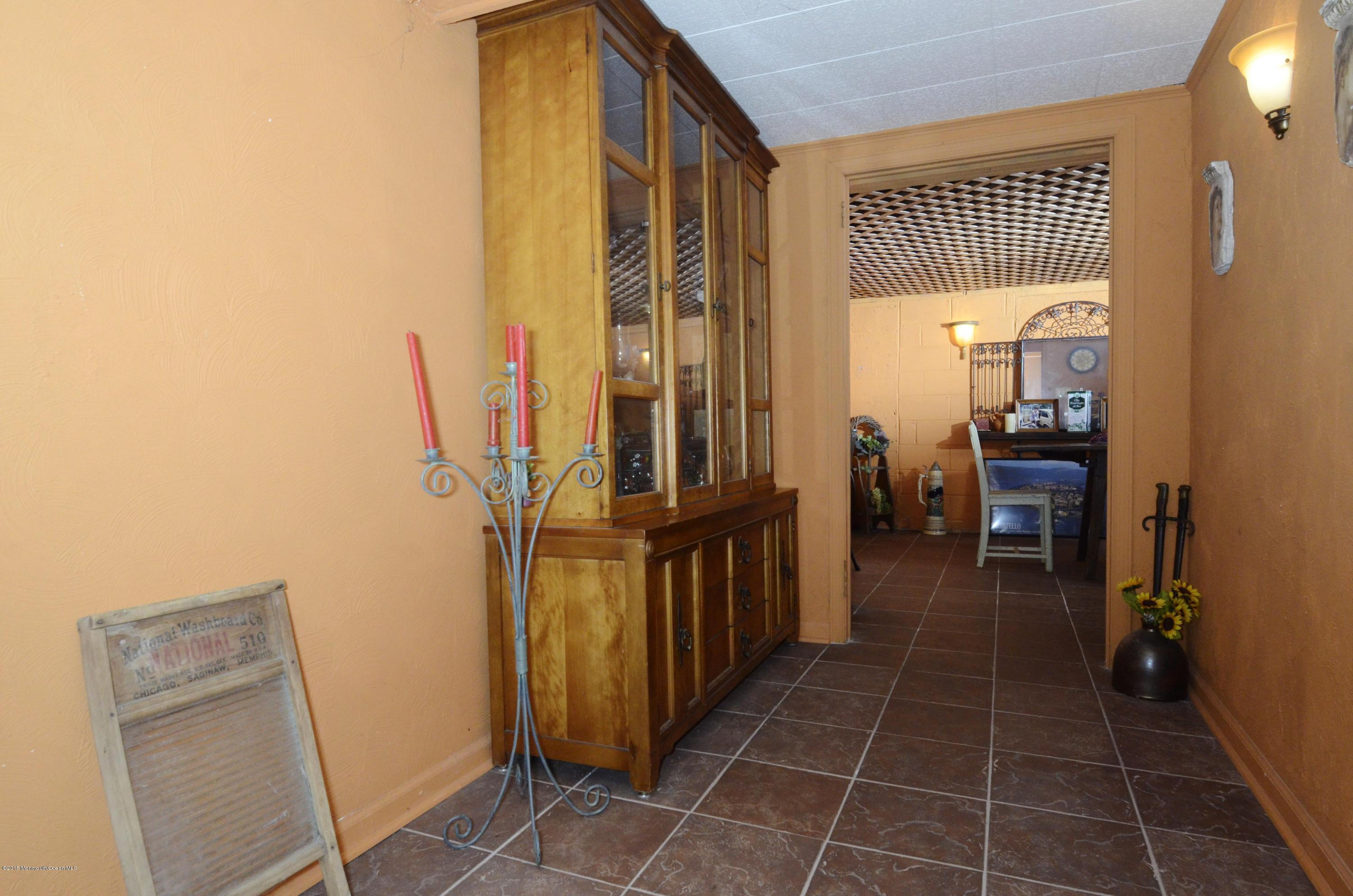 828 Nutswamp Road Middletown, NJ 07701 - Photo 15 of 28 _SPL0935