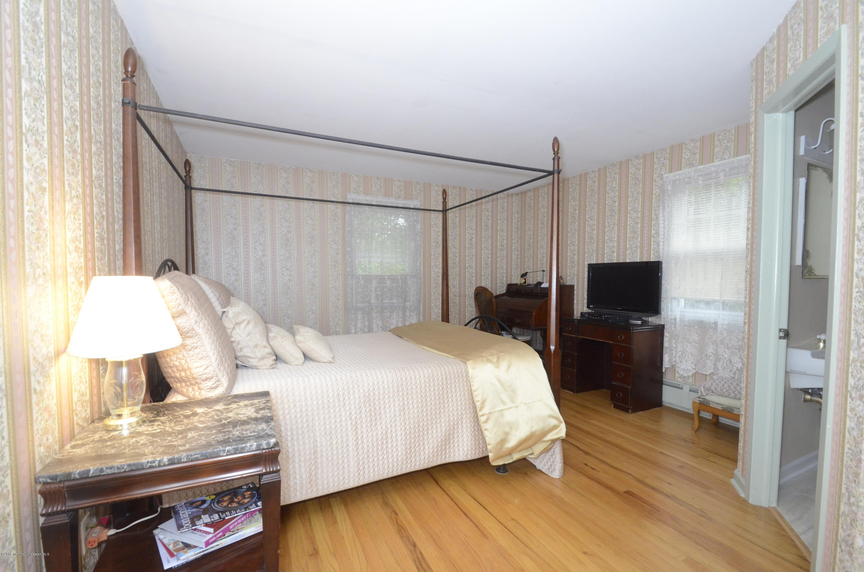 828 Nutswamp Road Middletown, NJ 07701 - Photo 10 of 28 _SPL0977