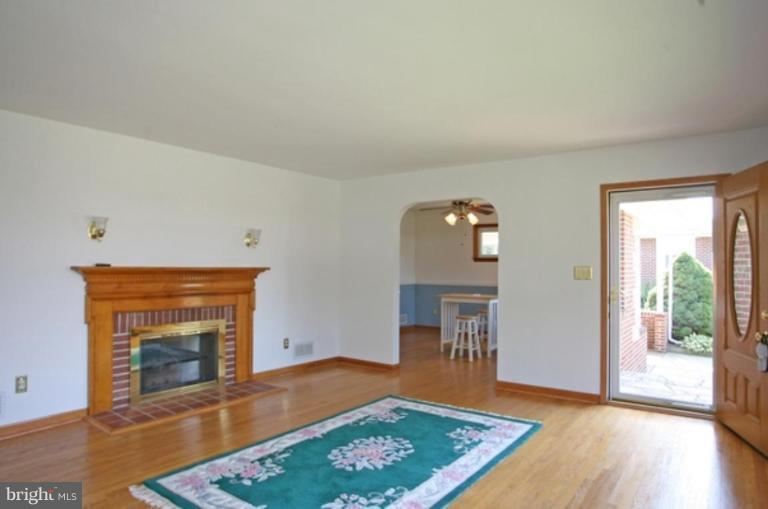 707 Greentree Road Linthicum Heights, MD 21090 - Photo 2 of 11 Living Room