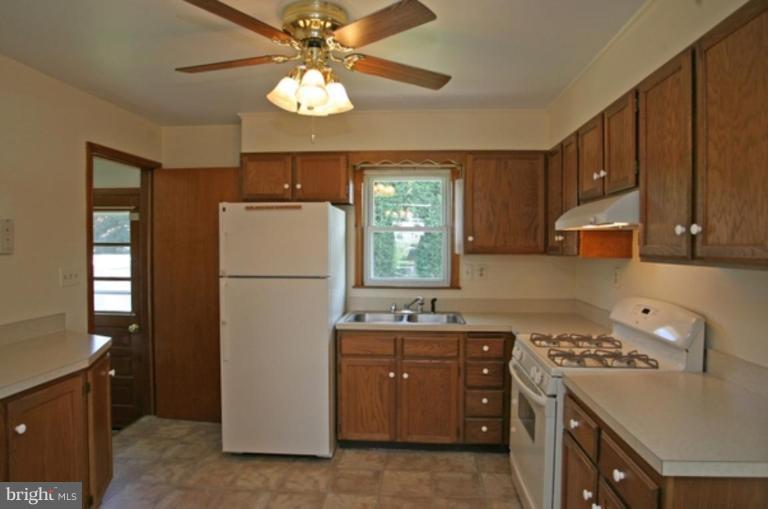 707 Greentree Road Linthicum Heights, MD 21090 - Photo 5 of 11 Kitchen