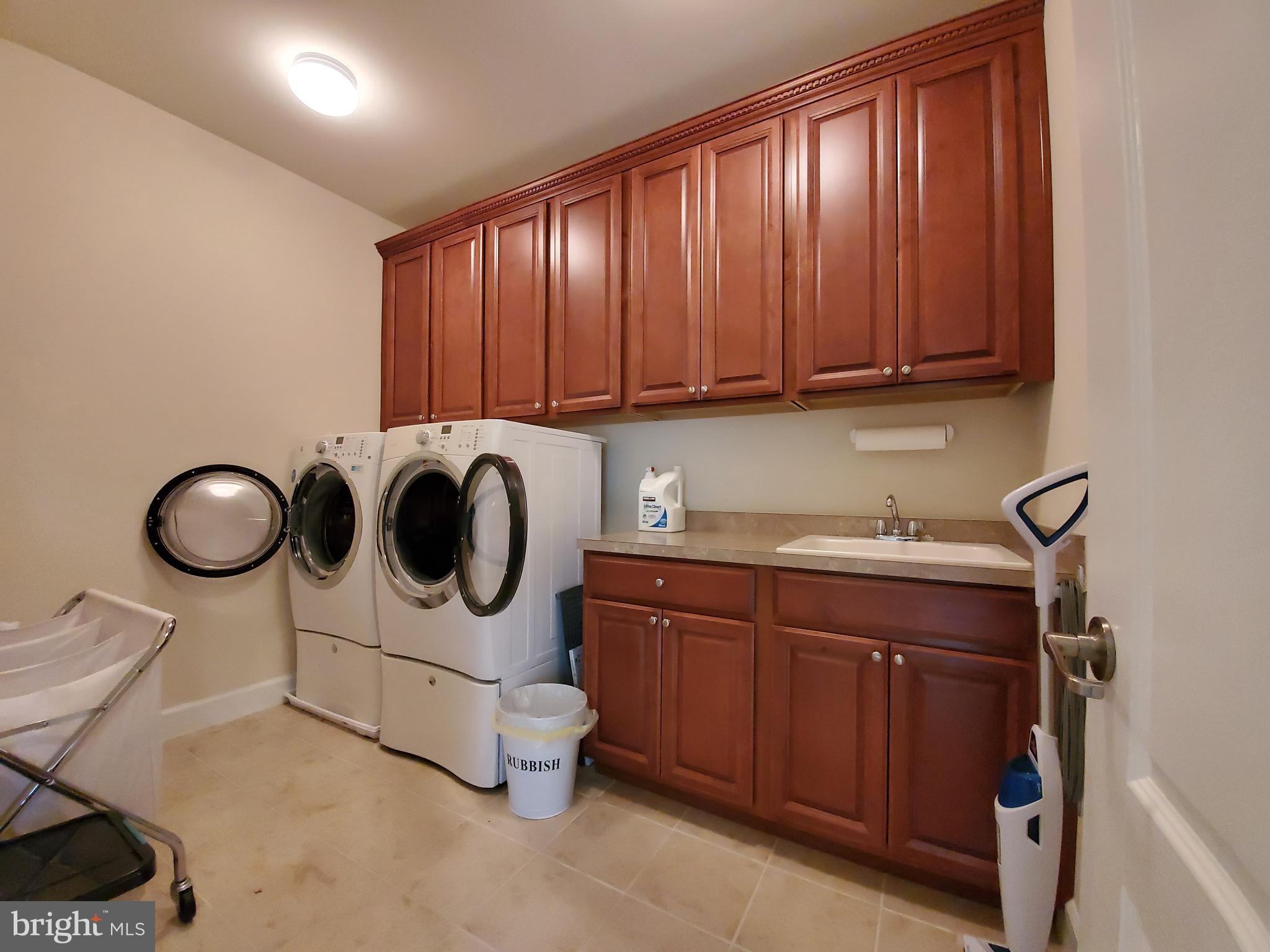 41882 Scotchbridge Place Ashburn, VA 20148 - Photo 42 of 89 Bedroom level laundry room with sink & table space
