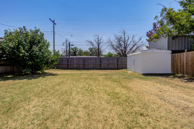 a view of a backyard