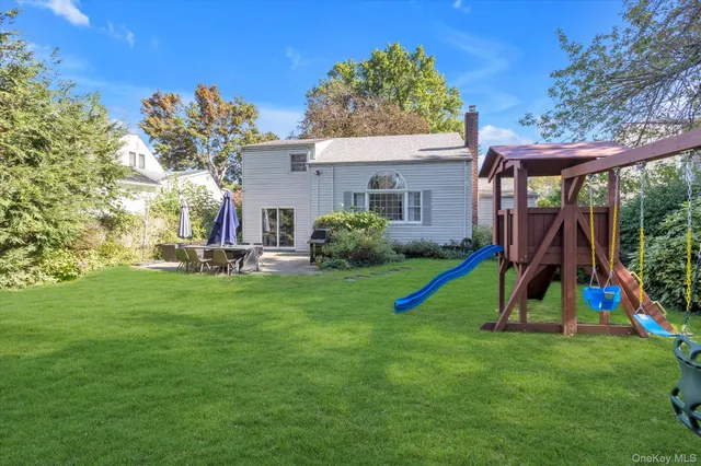 a view of a house with a backyard