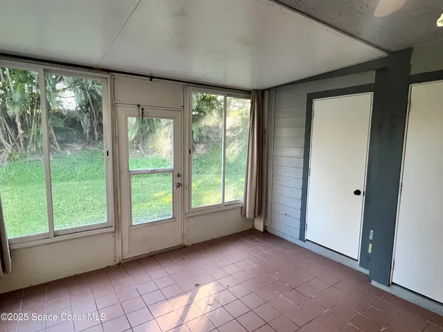 a view of empty room with window