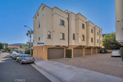 $4,850 | 10832 West Riverton Court, Toluca Lake, CA 91602