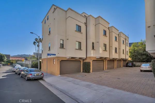 $5,000 | 10832 West Riverton Court, Toluca Lake, CA 91602