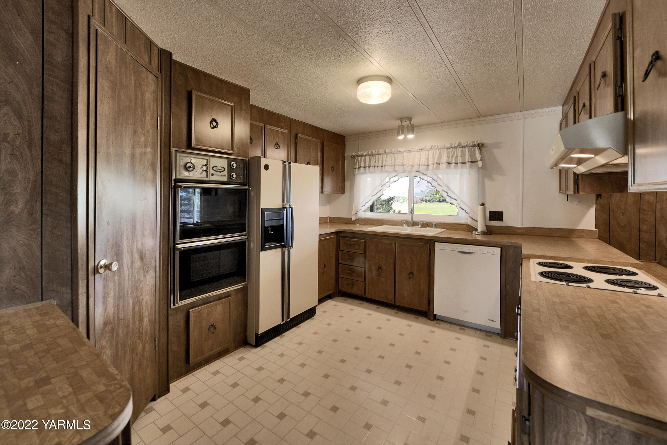 2611 Draper Road Yakima, WA 98903 - Photo 6 of 13 6- Kitchen