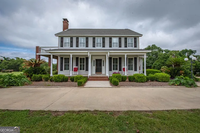a view of a patio with garden