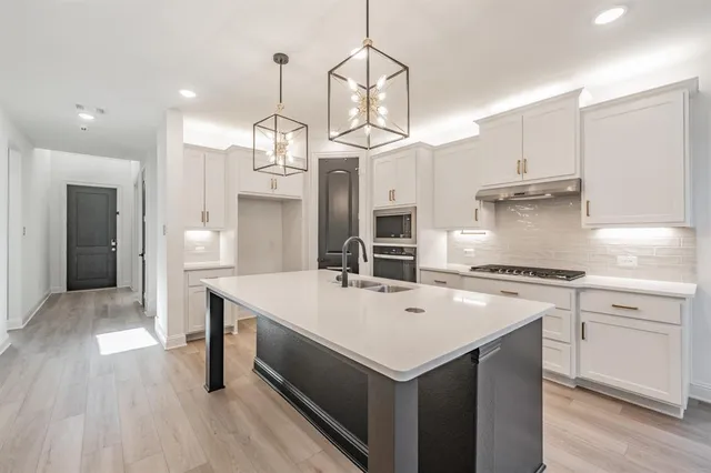 a kitchen that has a lot of cabinets in it
