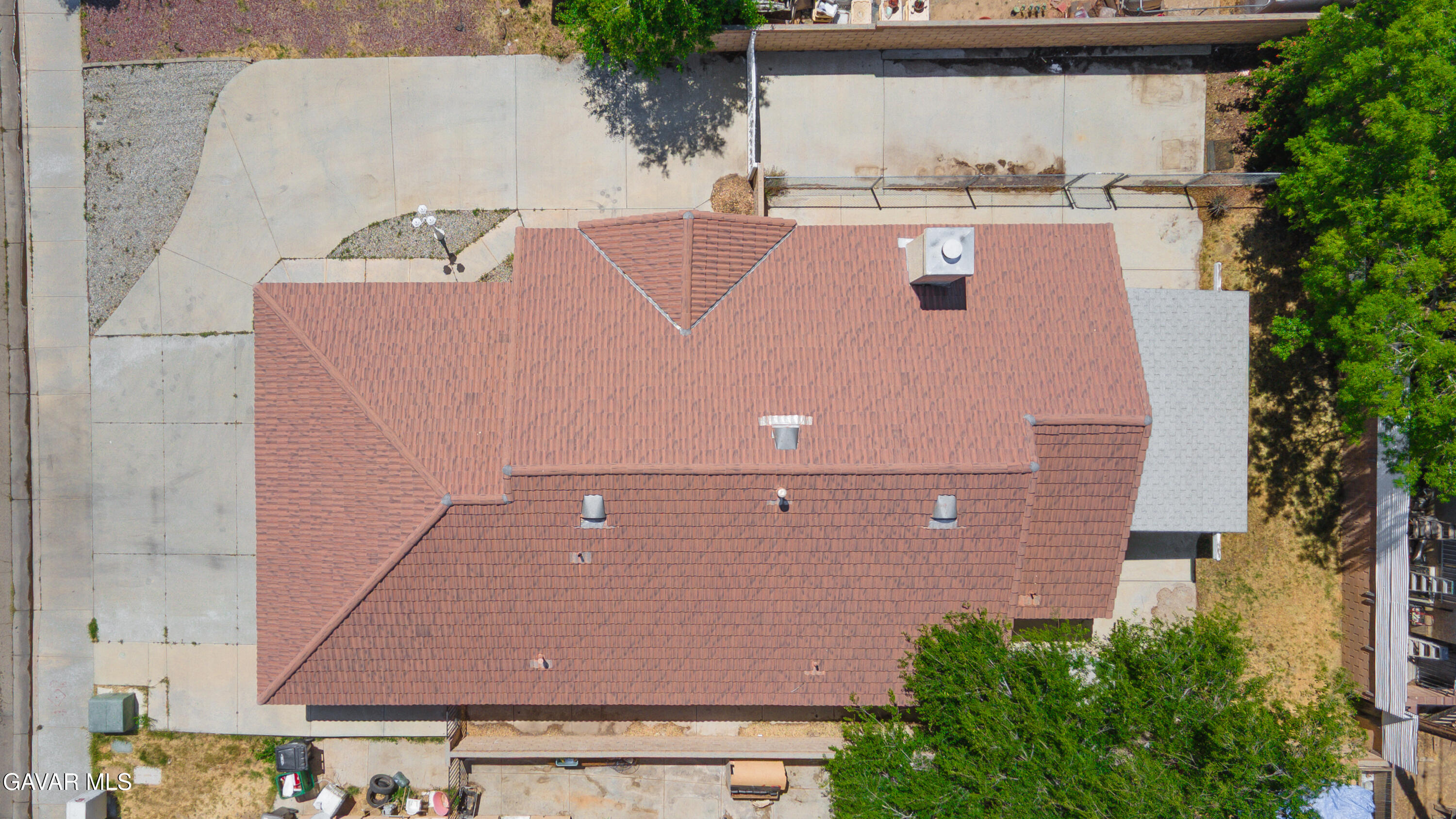 43915 Glenraven Road Lancaster, CA 93535 - Photo 3 of 28 26.4.22 Glenraven Exterior-5