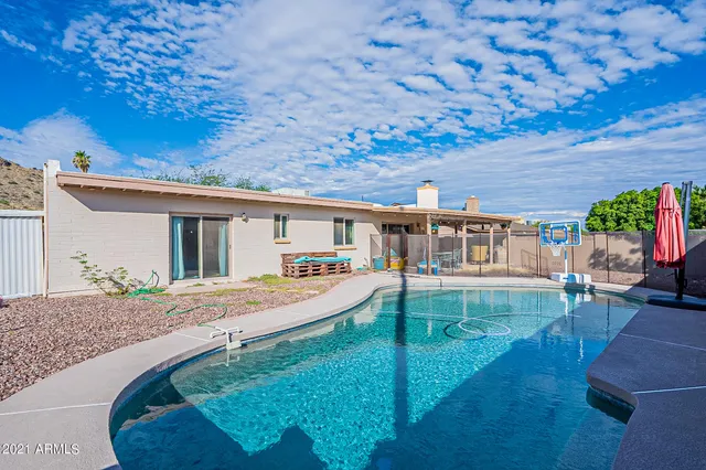 a view of a backyard with a sink