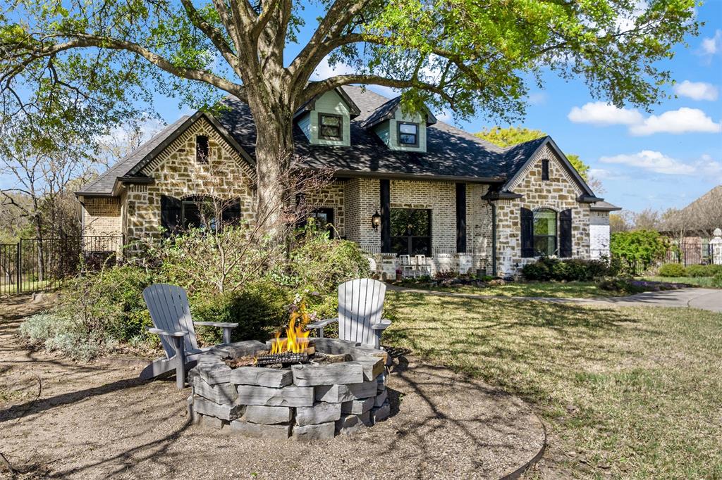 107 Nautical Point Mabank, TX 75143 - Photo 4 of 36 a front view of a house with garden