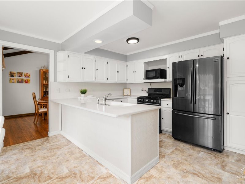 6531 Midhurst Road Downers Grove, IL 60516 - Photo 5 of 21 Gallery Image 5
