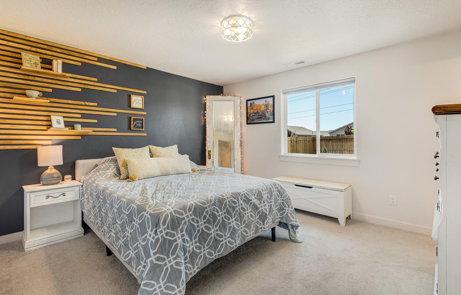 3499 Northwest 9th Lane Redmond, OR 97756 - Photo 14 of 29 Primary bedroom