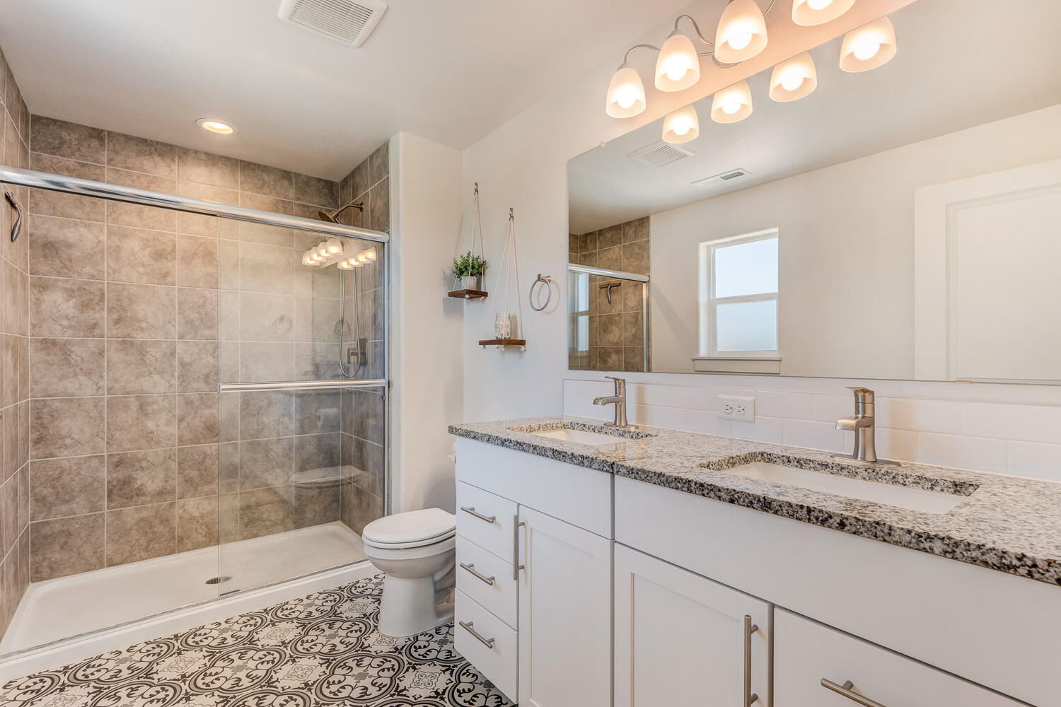 3499 Northwest 9th Lane Redmond, OR 97756 - Photo 15 of 29 Primary bathroom