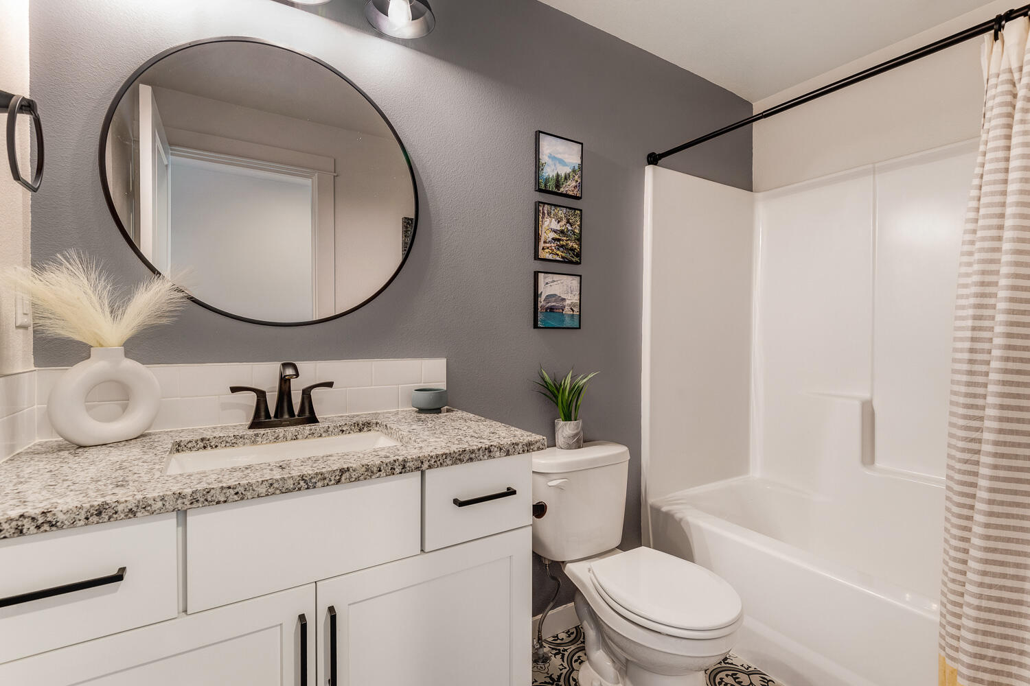 3499 Northwest 9th Lane Redmond, OR 97756 - Photo 18 of 29 Guest bathroom