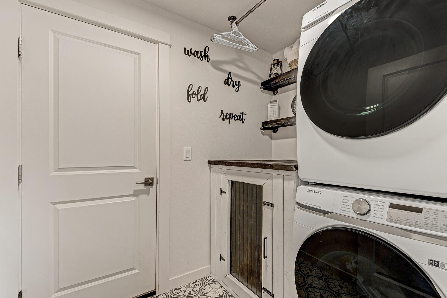 3499 Northwest 9th Lane Redmond, OR 97756 - Photo 21 of 29 Laundry room