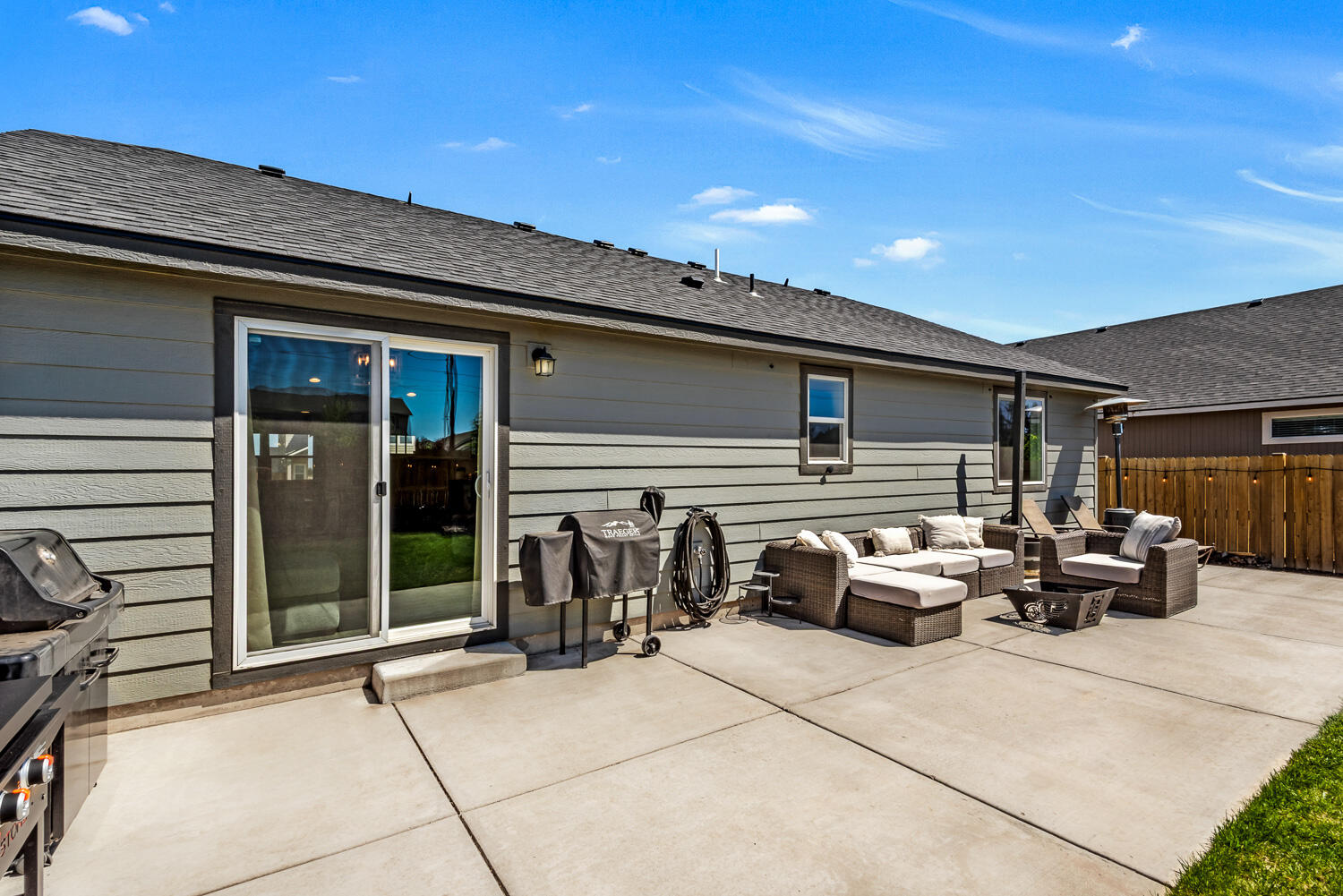 3499 Northwest 9th Lane Redmond, OR 97756 - Photo 22 of 29 Enlarged back patio