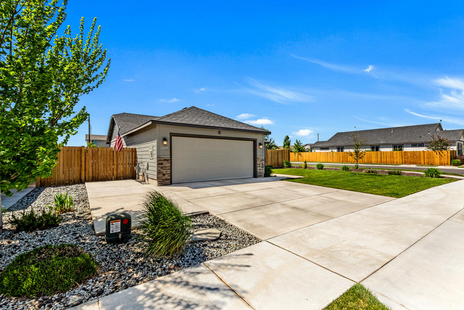 3499 Northwest 9th Lane Redmond, OR 97756 - Photo 4 of 29 Extra wide driveway area
