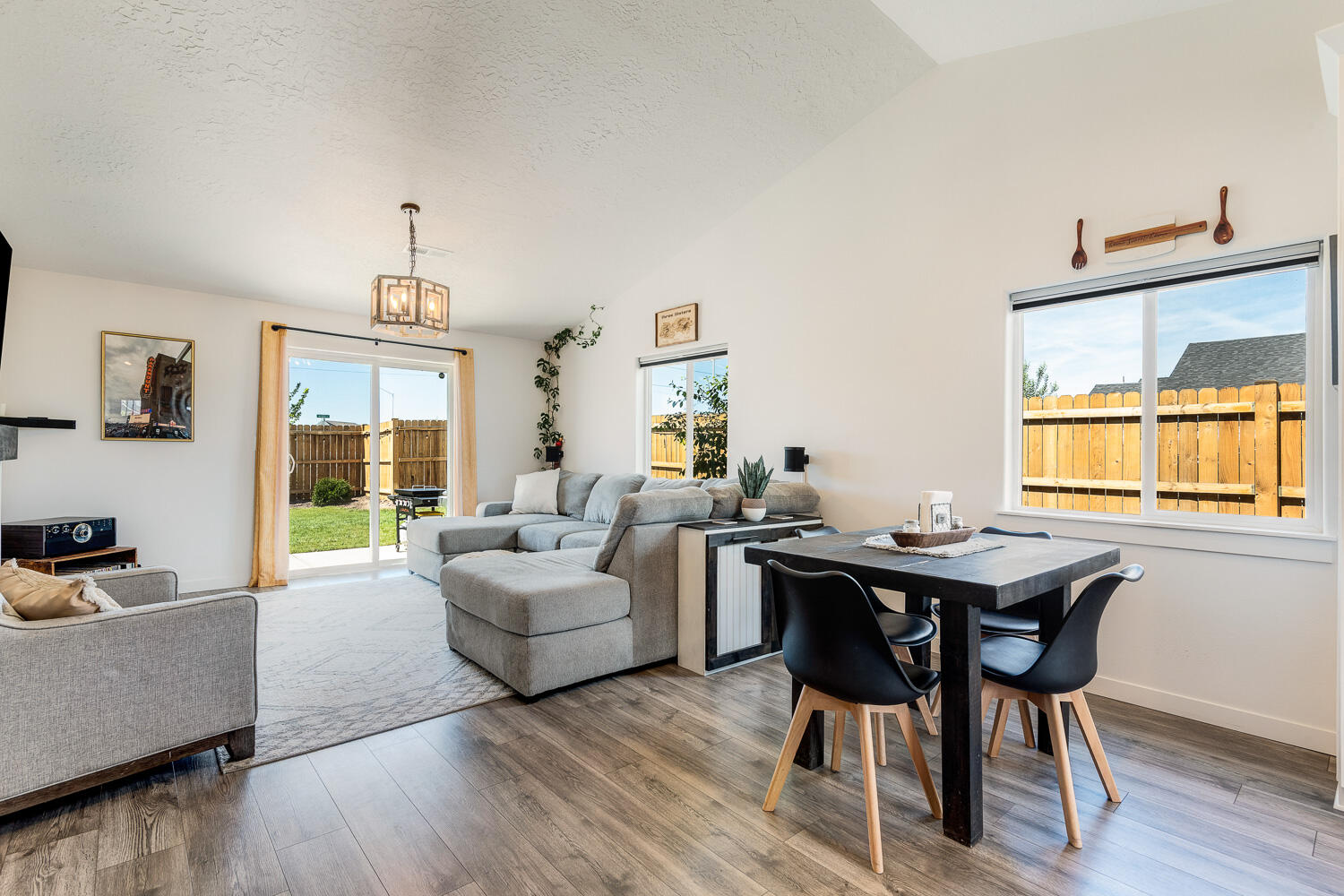 3499 Northwest 9th Lane Redmond, OR 97756 - Photo 5 of 29 Light & bright great room