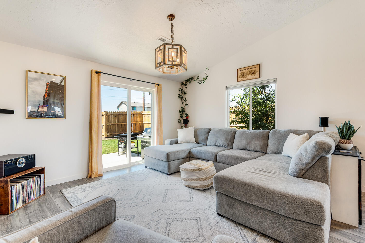 3499 Northwest 9th Lane Redmond, OR 97756 - Photo 6 of 29 OReilly_20260507_11_454671_72ppi