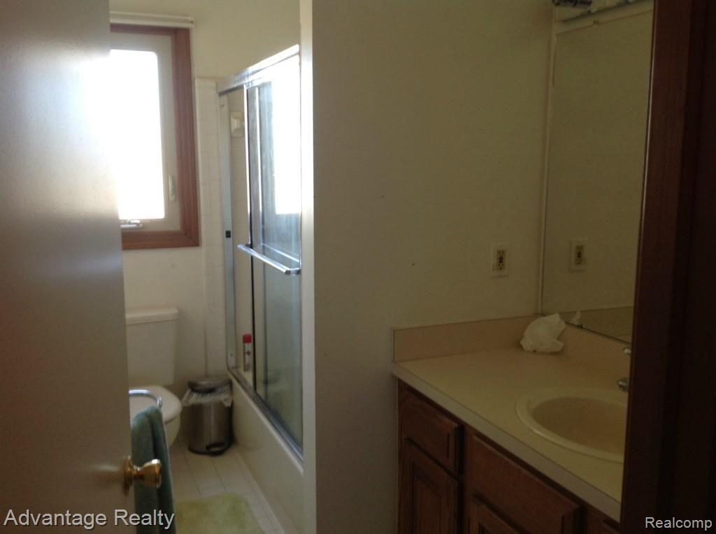 420 Mayapple Court Rochester, MI 48307 - Photo 15 of 24 2nd floor bath