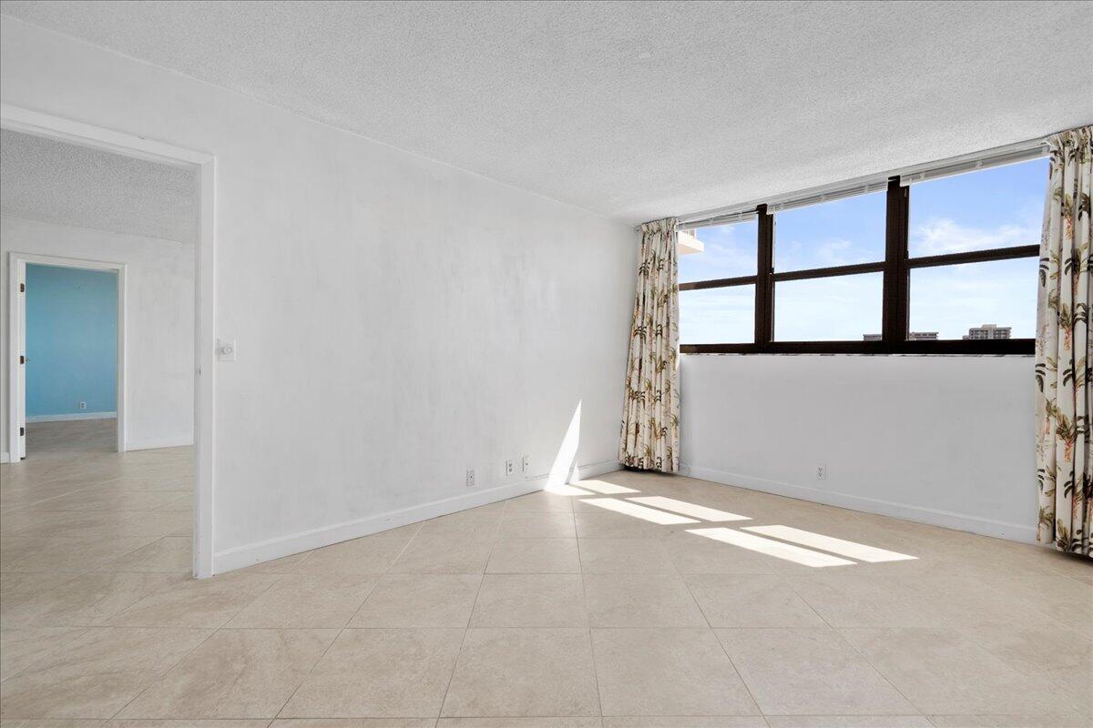 336 Golfview Road, Unit 1009 North Palm Beach, FL 33408 - Photo 17 of 39 Guest Bedroom