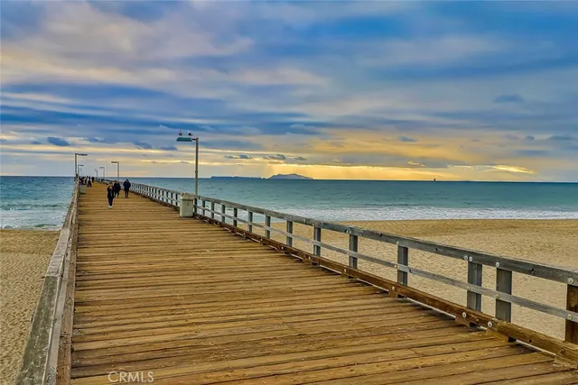 a view of a sky view