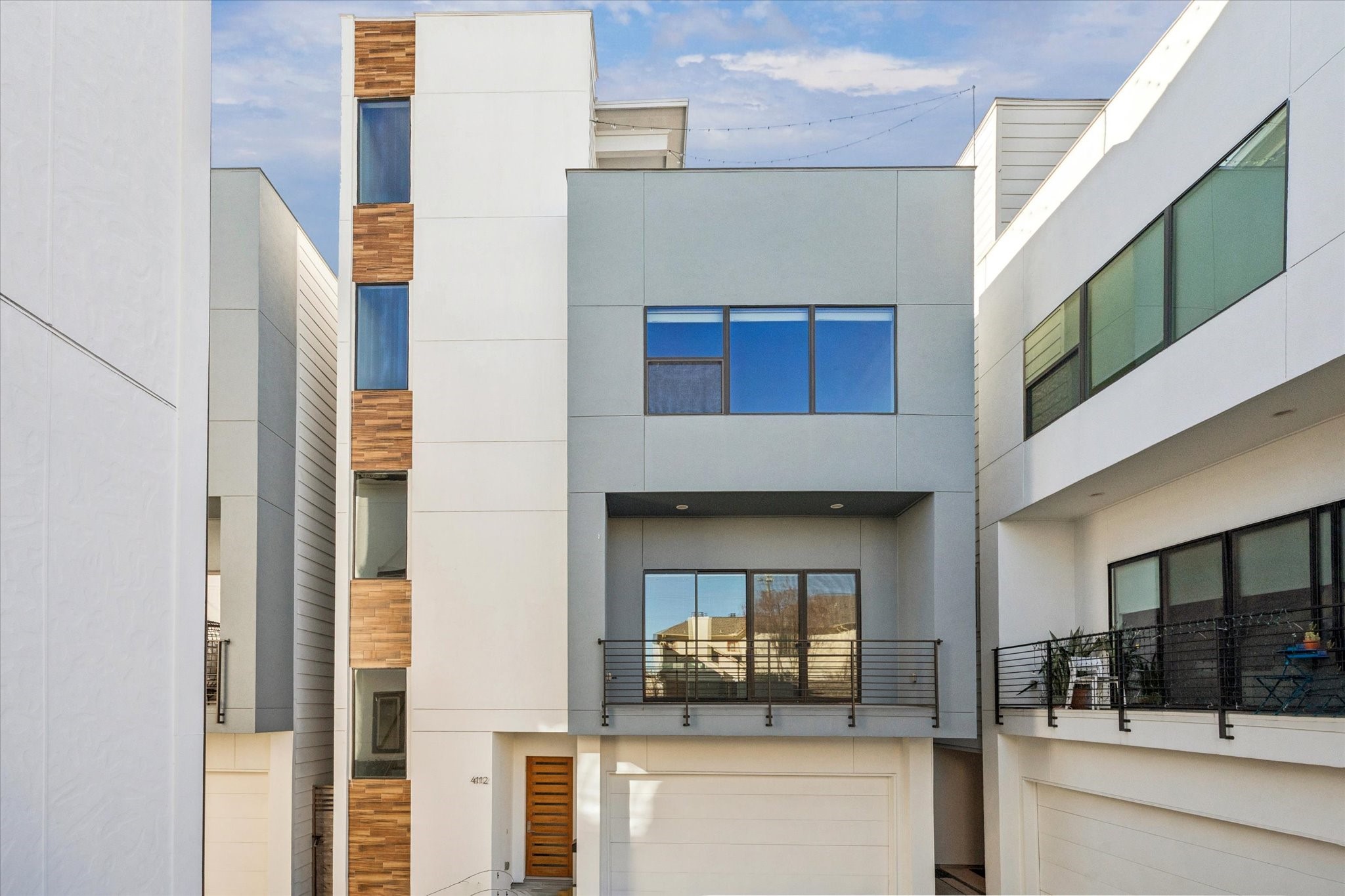 Set in the heart of Rice Military, this modern 3-bedroom, 3.5-bath home offers a balanced mix of architectural interest and functional design. A striking exterior combines stucco, brick, and wood accents, complemented by a two-car garage. The private rooftop deck captures downtown skyline views and extends the living space outdoors. With a layout built for comfort and ease, this residence provides a refined urban living experience just minutes from Houston’s core.