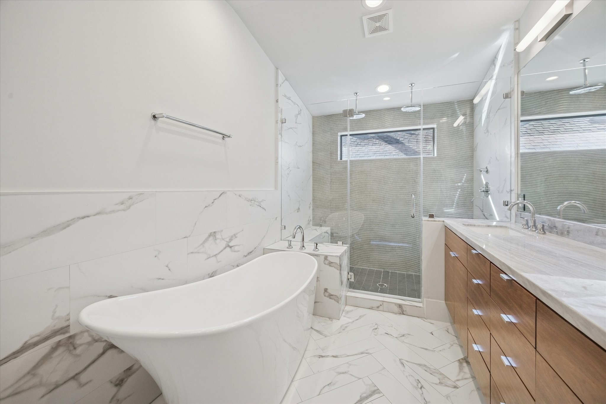 4112 Feagan Street Houston, TX 77007 - Photo 5 of 8 a bathroom with a bathtub and a sink