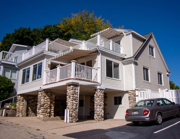 334 Bay View Avenue, Fontana, WI 53125