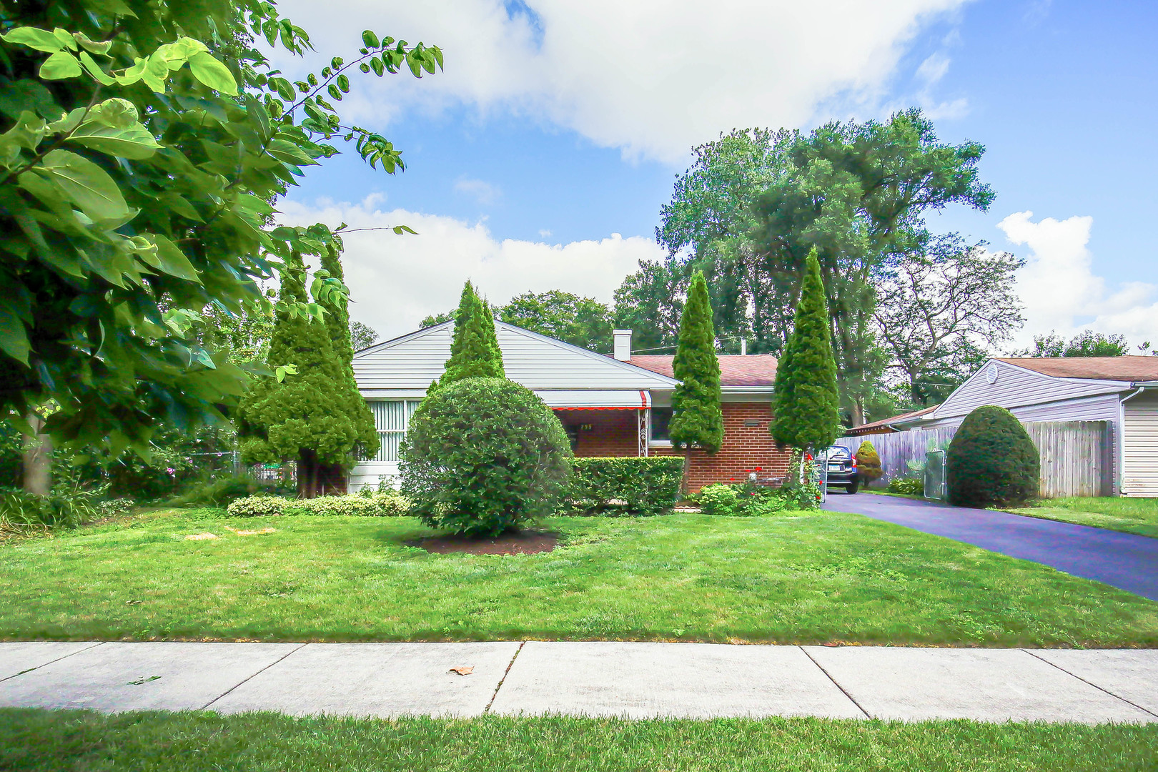 295 East Dennis Road Wheeling, IL 60090 - Photo 1 of 24 a front view of a house with garden
