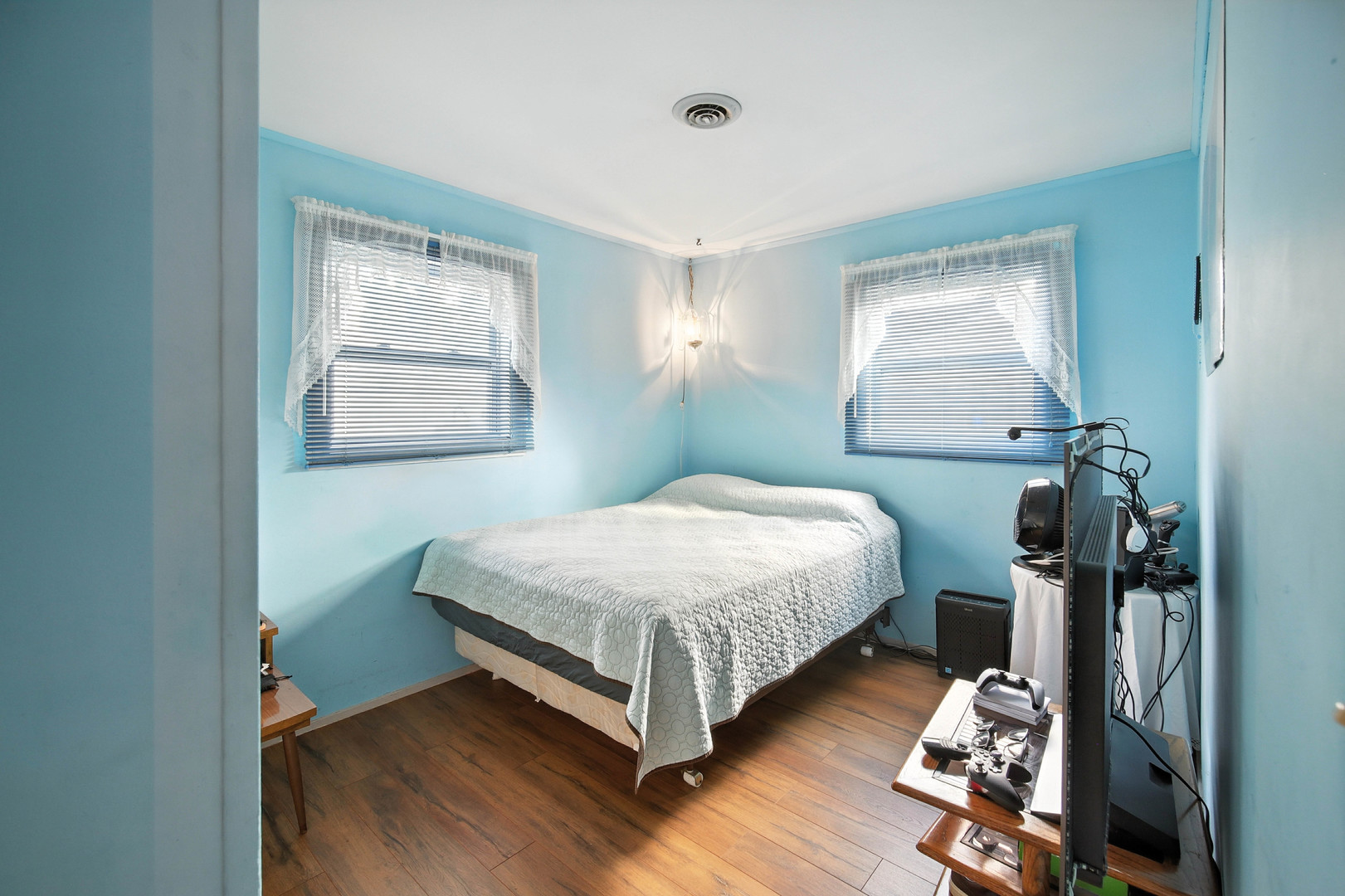 295 East Dennis Road Wheeling, IL 60090 - Photo 13 of 24 a bedroom with a bed and a window