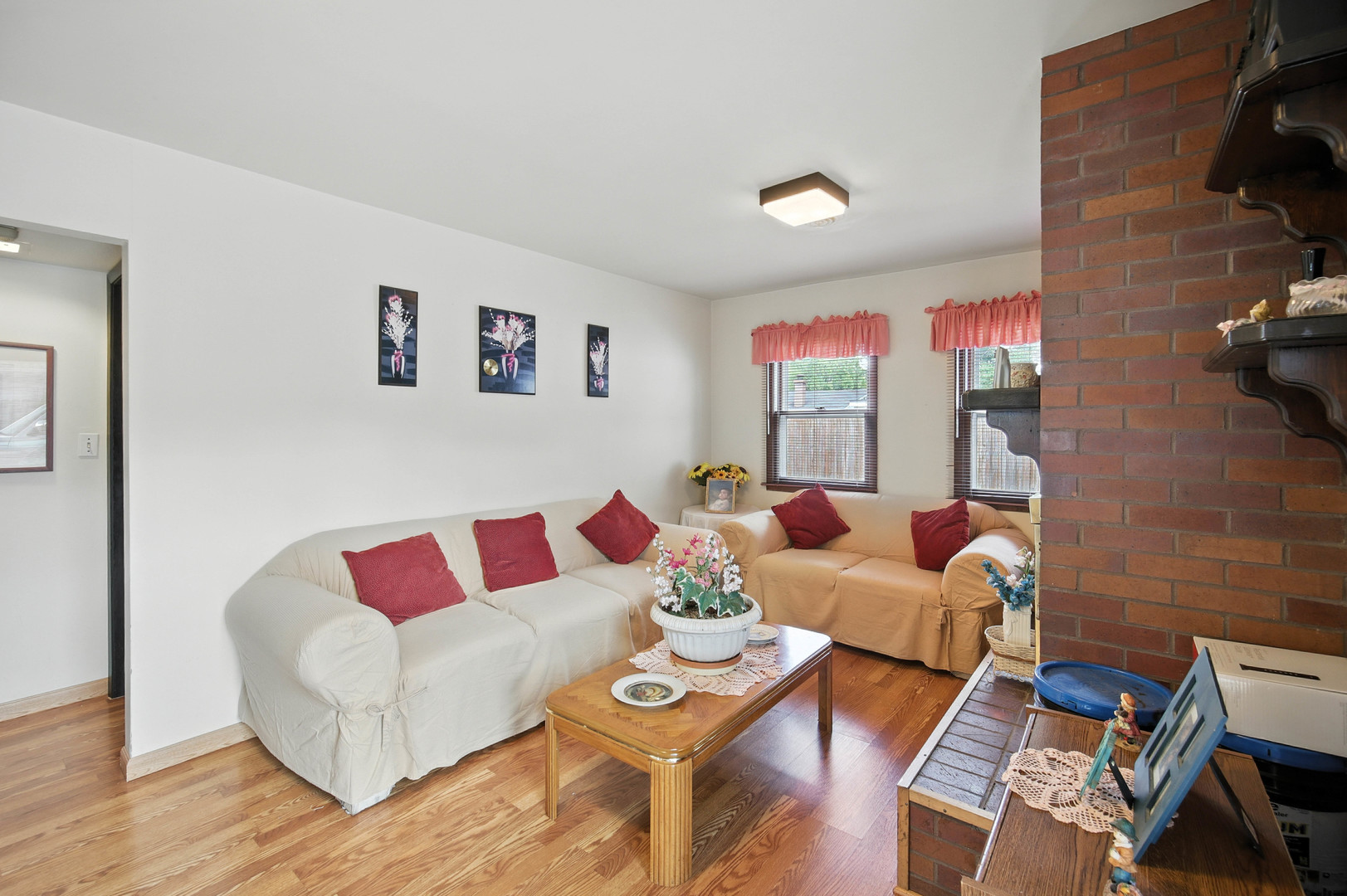 295 East Dennis Road Wheeling, IL 60090 - Photo 15 of 24 a living room with furniture and a floor to ceiling window