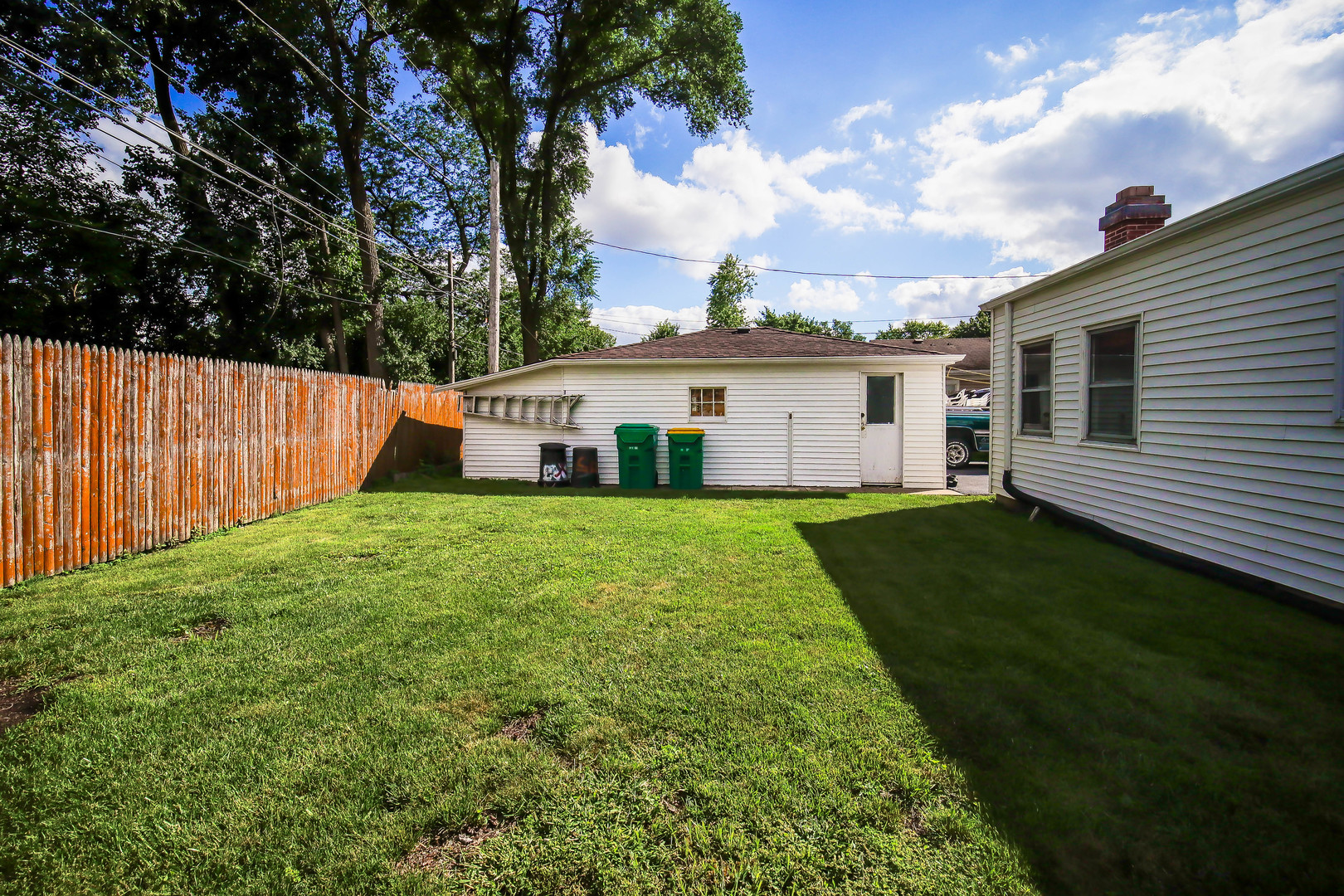 295 East Dennis Road Wheeling, IL 60090 - Photo 19 of 24 a front view of a house with garden