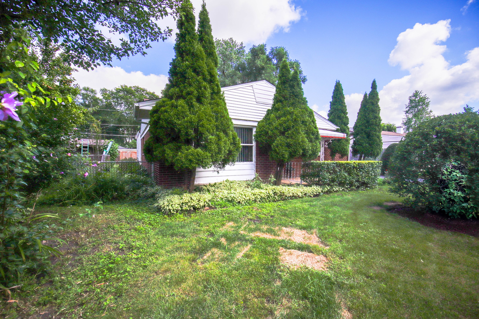 295 East Dennis Road Wheeling, IL 60090 - Photo 2 of 24 a front view of a house with garden