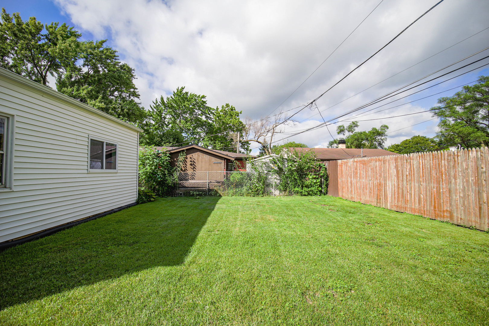 295 East Dennis Road Wheeling, IL 60090 - Photo 22 of 24 a view of a back yard of the house