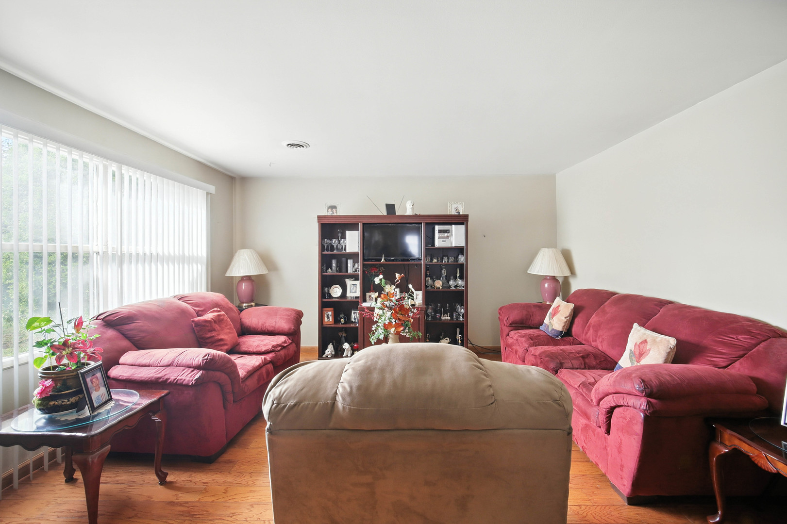 295 East Dennis Road Wheeling, IL 60090 - Photo 4 of 24 a living room with furniture and a window