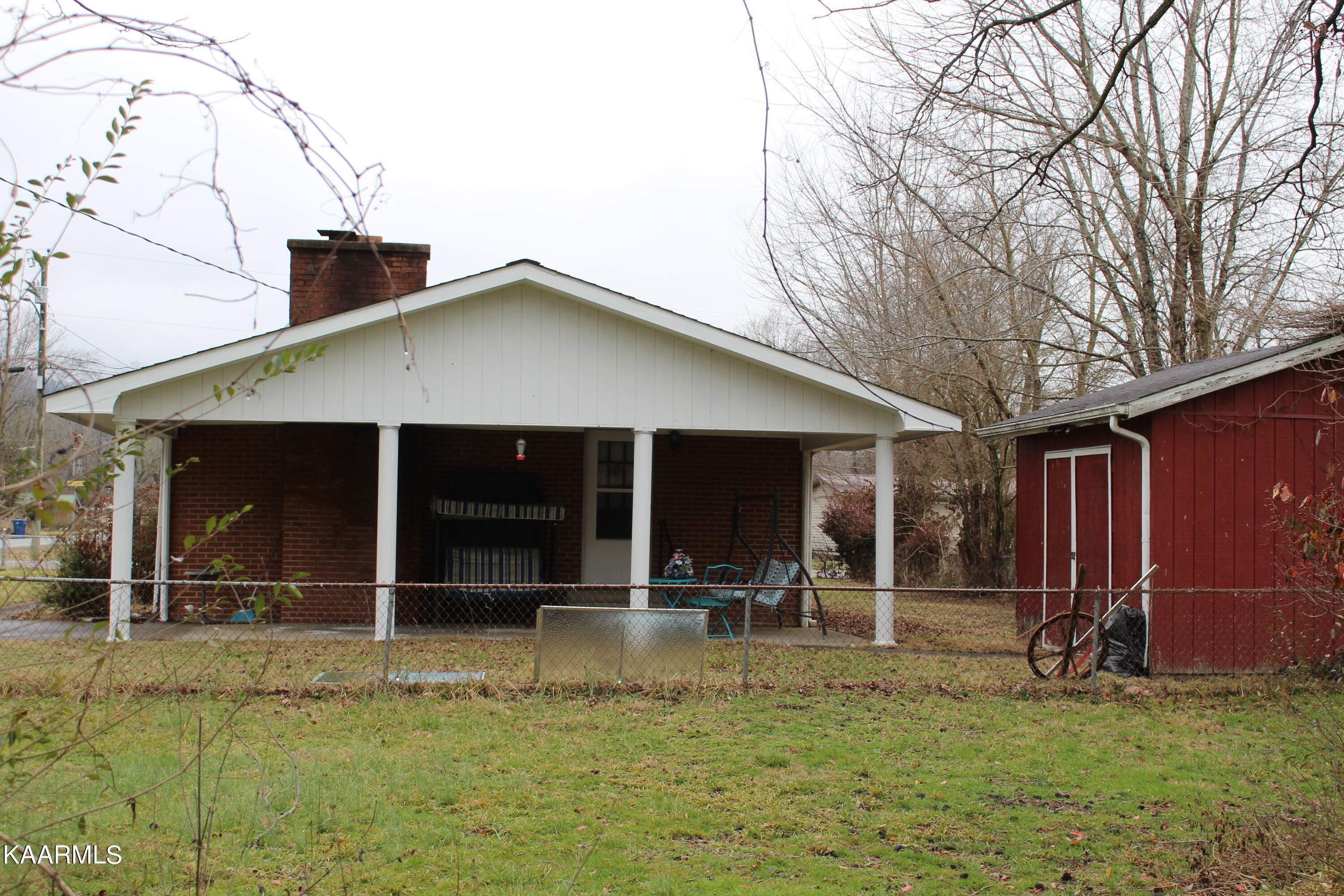 216 Rochester Avenue Middlesboro, KY 40965 - Photo 3 of 9 216 4