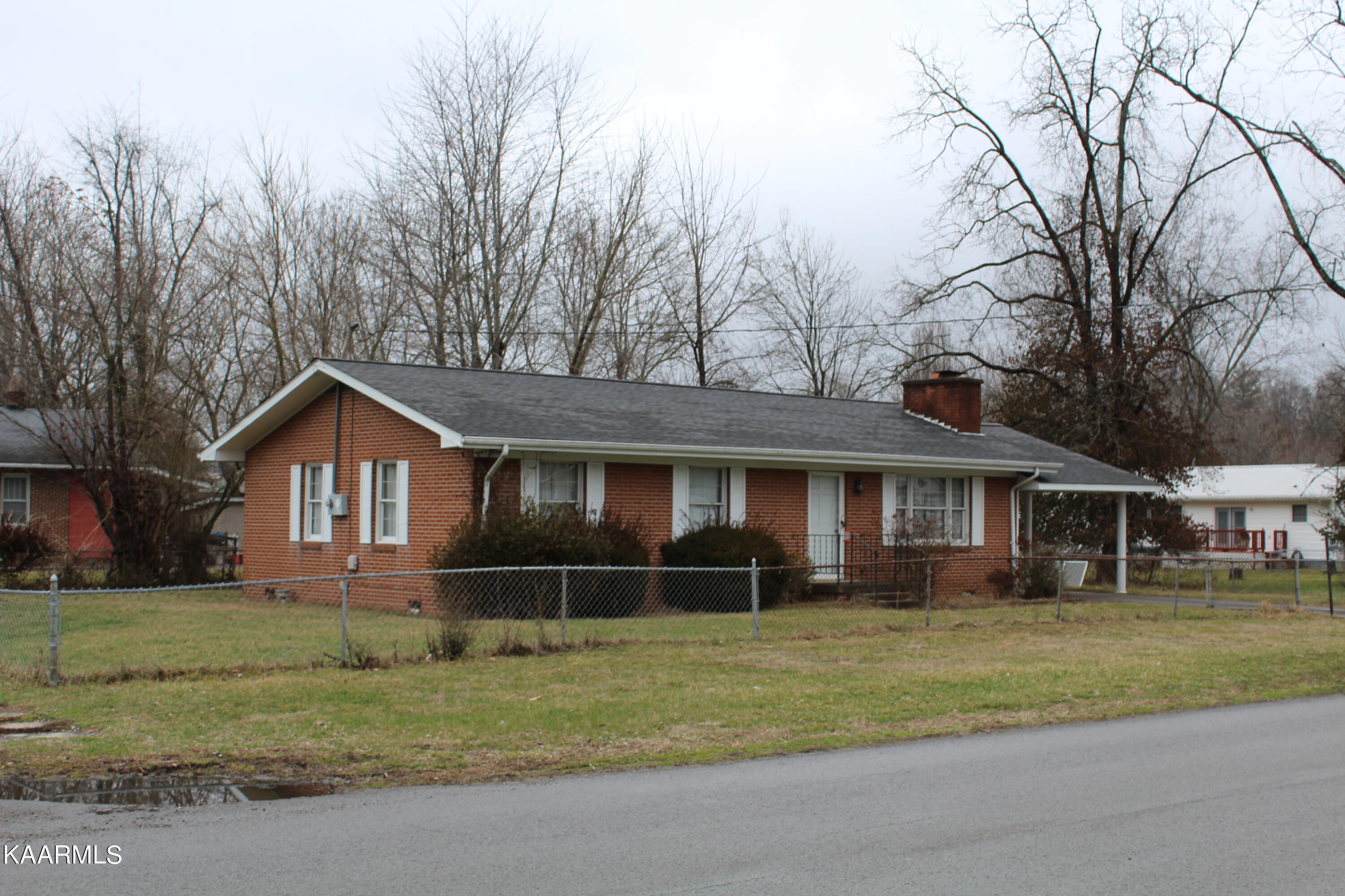 216 Rochester Avenue Middlesboro, KY 40965 - Photo 4 of 9 216 5