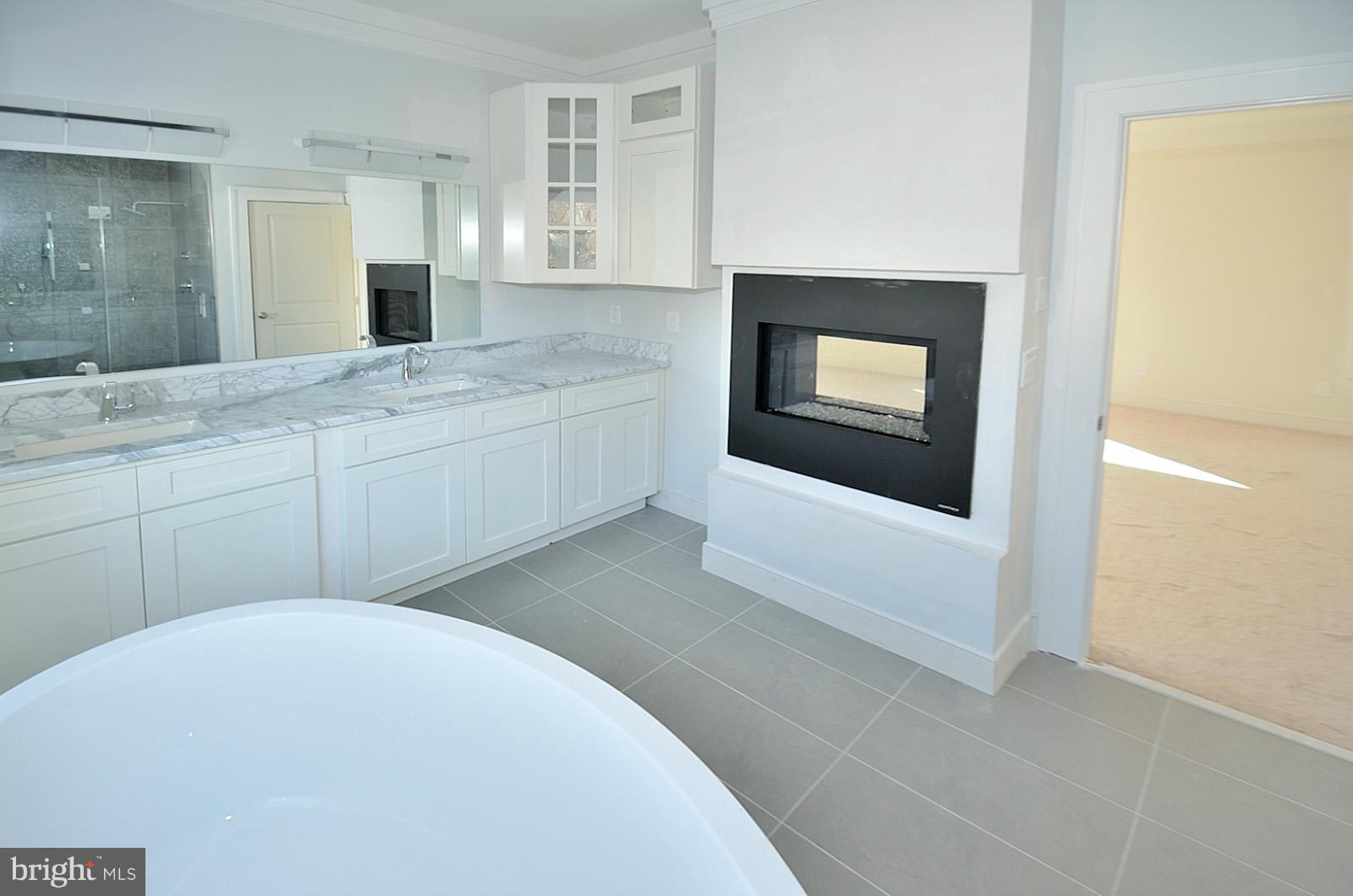 825 Ninovan Road Southeast Vienna, VA 22180 - Photo 13 of 30 Bath (Master)