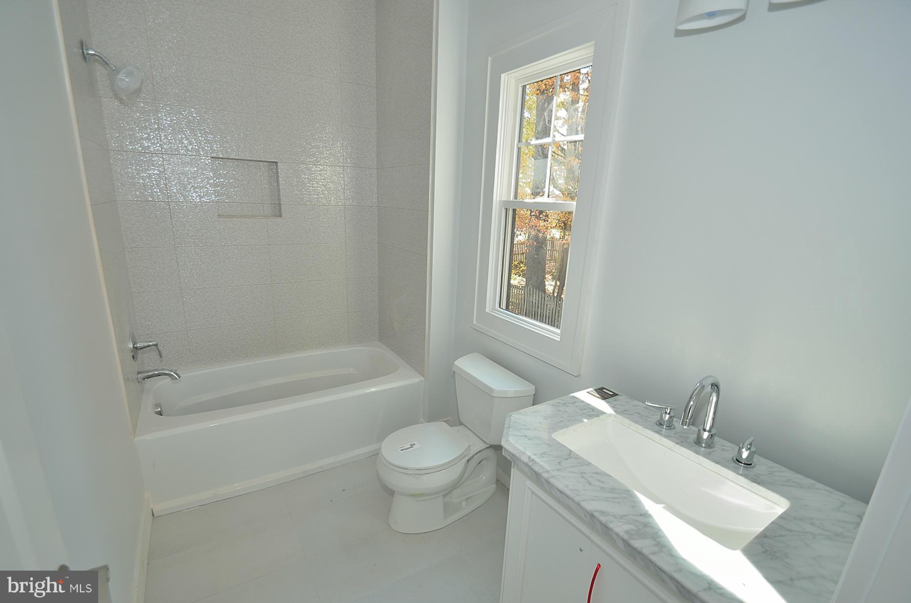 825 Ninovan Road Southeast Vienna, VA 22180 - Photo 19 of 30 Bath