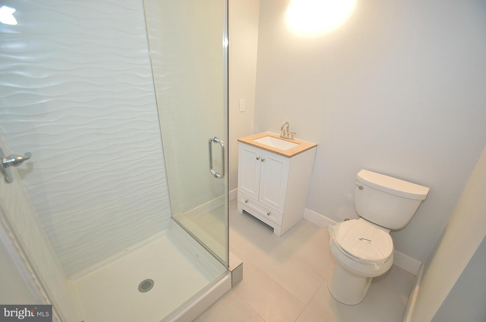 825 Ninovan Road Southeast Vienna, VA 22180 - Photo 27 of 30 Bath