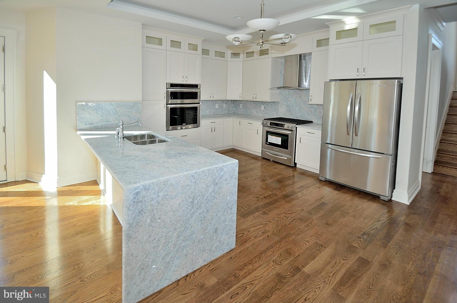 825 Ninovan Road Southeast Vienna, VA 22180 - Photo 4 of 30 Kitchen
