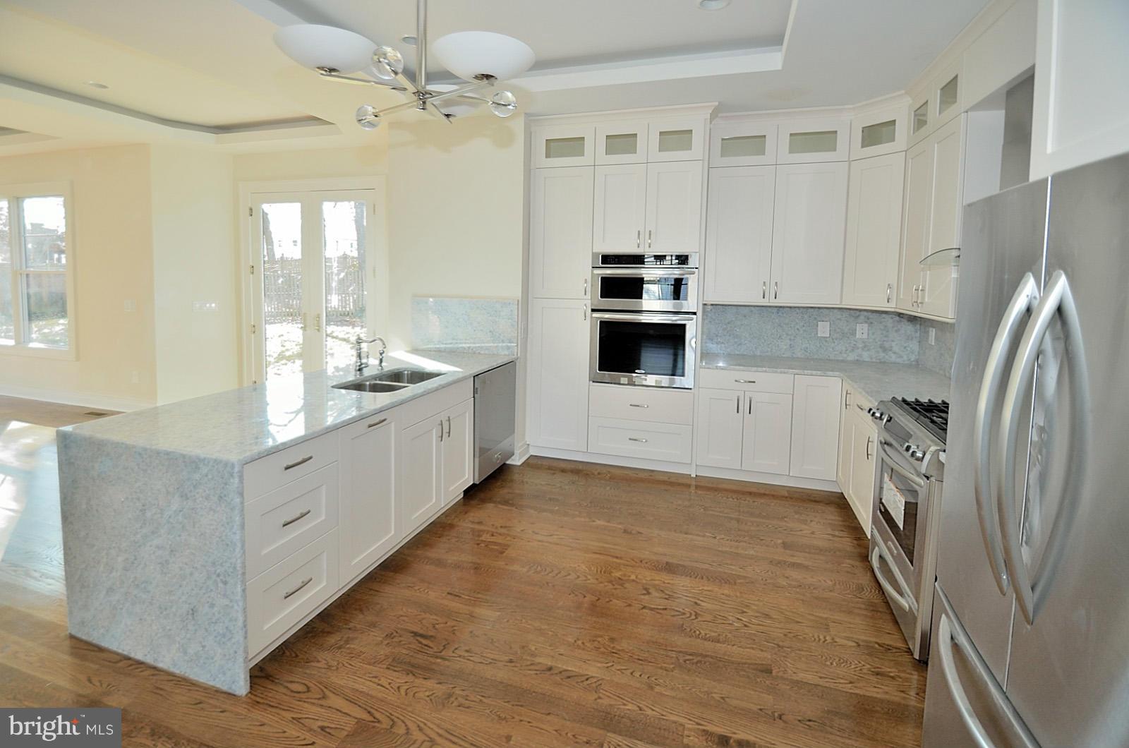 825 Ninovan Road Southeast Vienna, VA 22180 - Photo 5 of 30 Kitchen