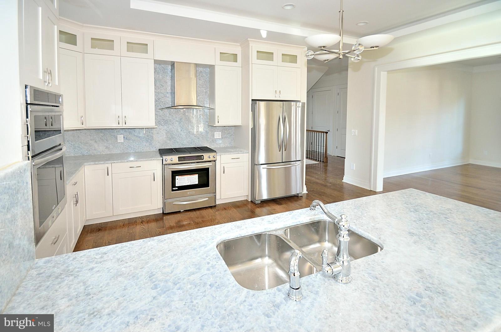 825 Ninovan Road Southeast Vienna, VA 22180 - Photo 6 of 30 Kitchen